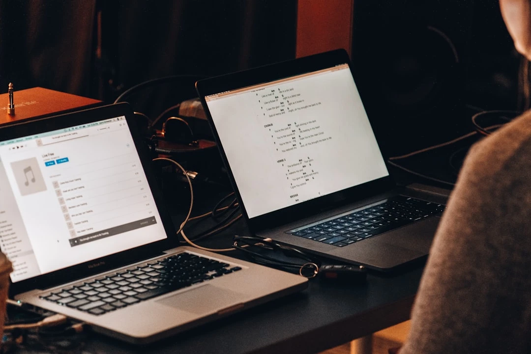 Kỹ sư phần mềm kiểm tra các phiên bản phần mềm VPN