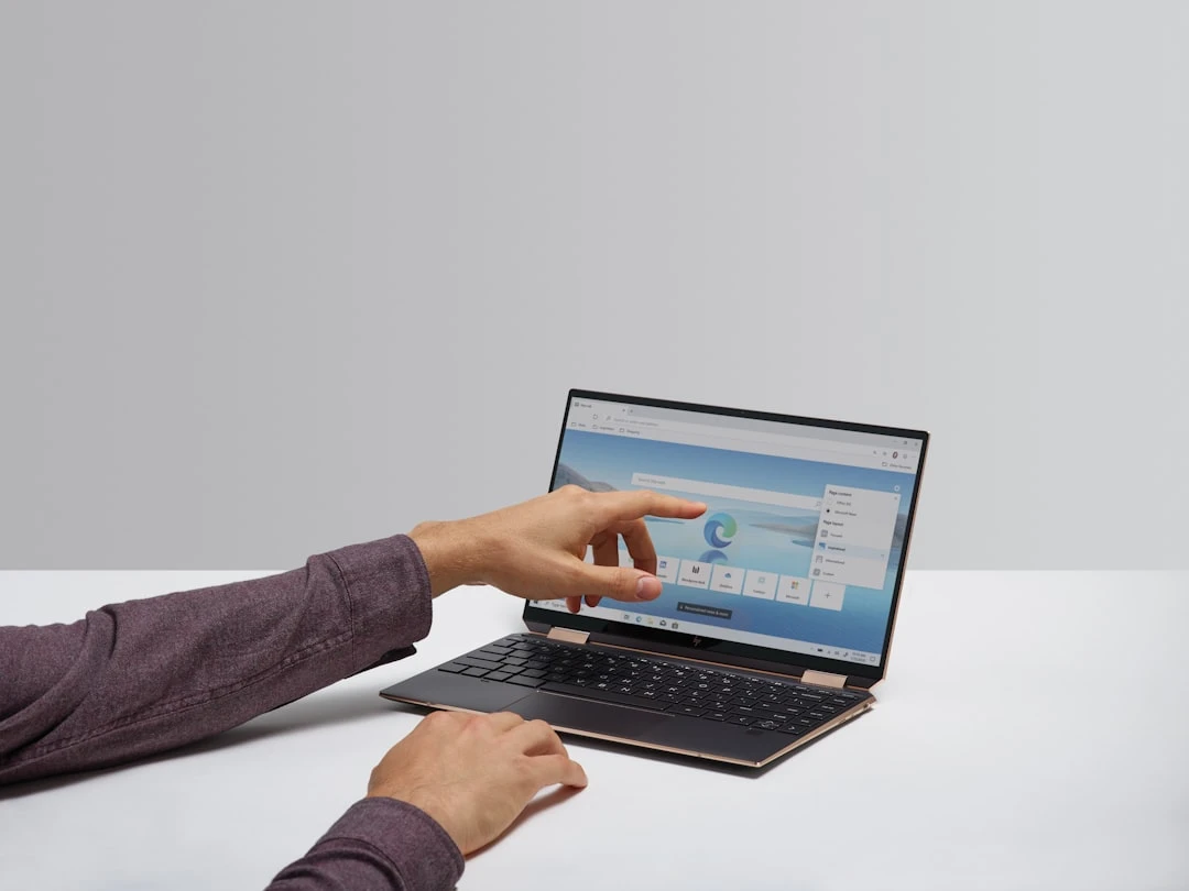 Kỹ thuật viên điều chỉnh cấu hình VPN trên máy tính xách tay