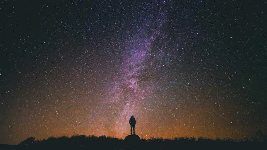 Nhà đầu tư trẻ tại văn phòng thảo luận về crypto AI